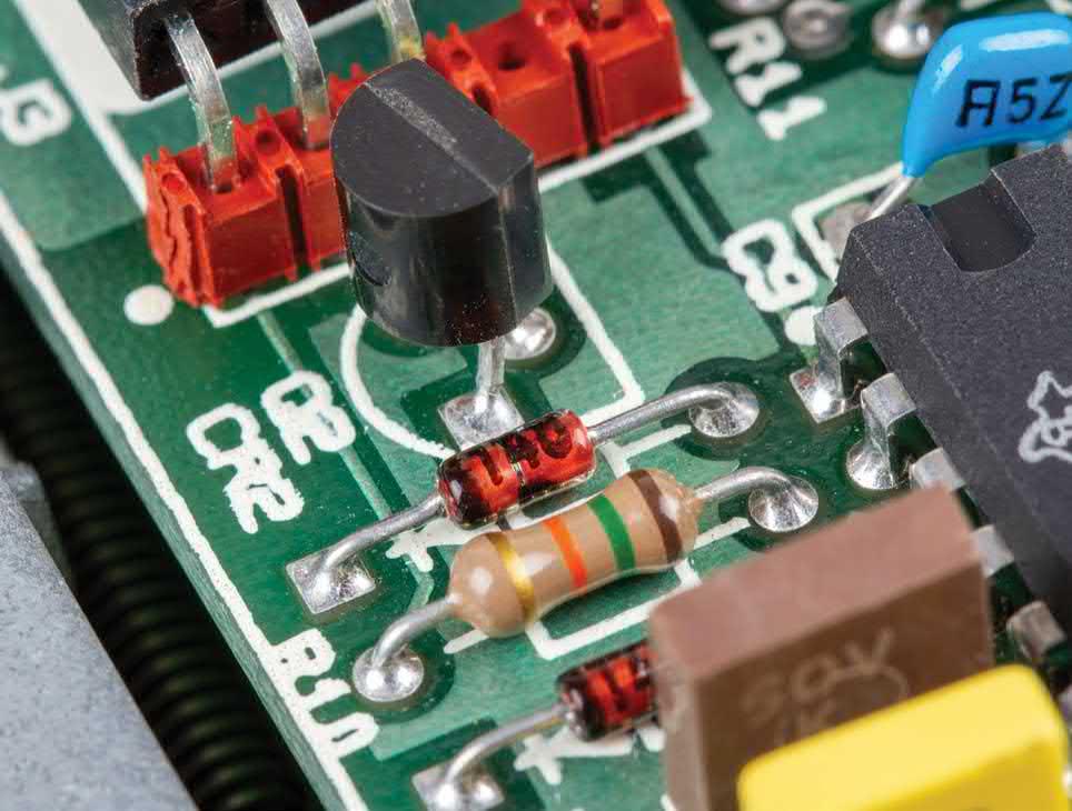 Eine glasverkapselte 1N740-Diode, die auf einer Platine verlötet ist.