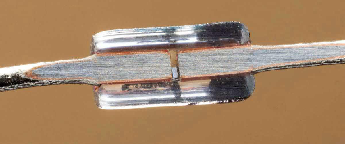 In dieser 1N914-Diode ist der kleine quadratische Chip leicht versetzt eingebaut, möglicherweise ein Herstellungsfehler.