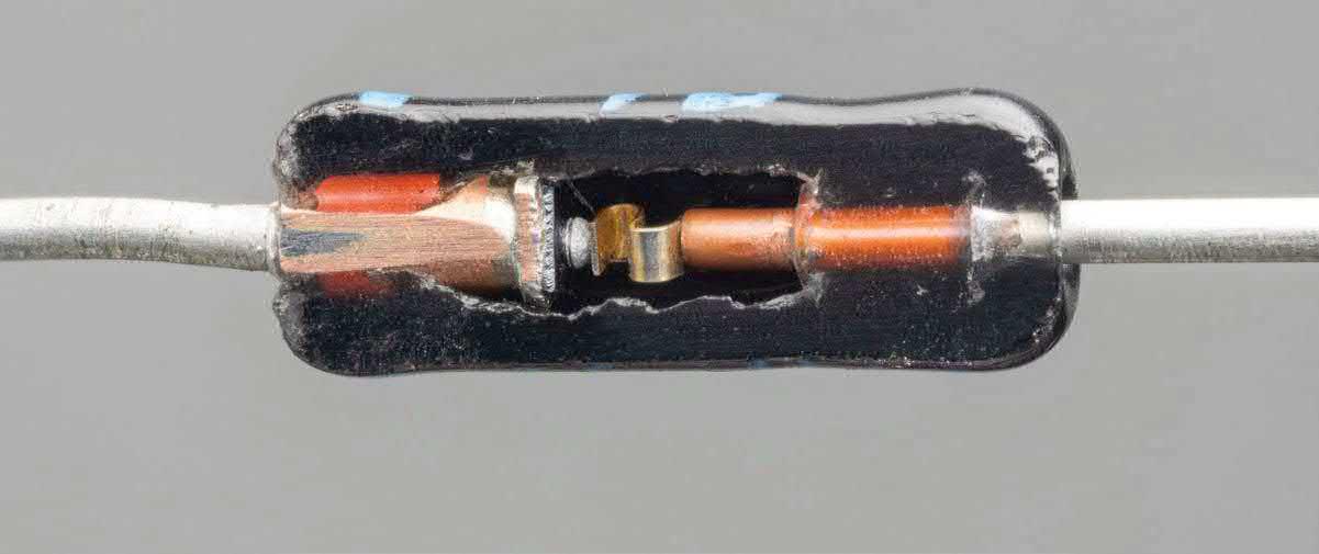 Das klare Glas dieser 1N5236B Zener-Diode wurde schwarz lackiert. Eine S-förmige Feder stellt den Kontakt zum Siliziumchip he