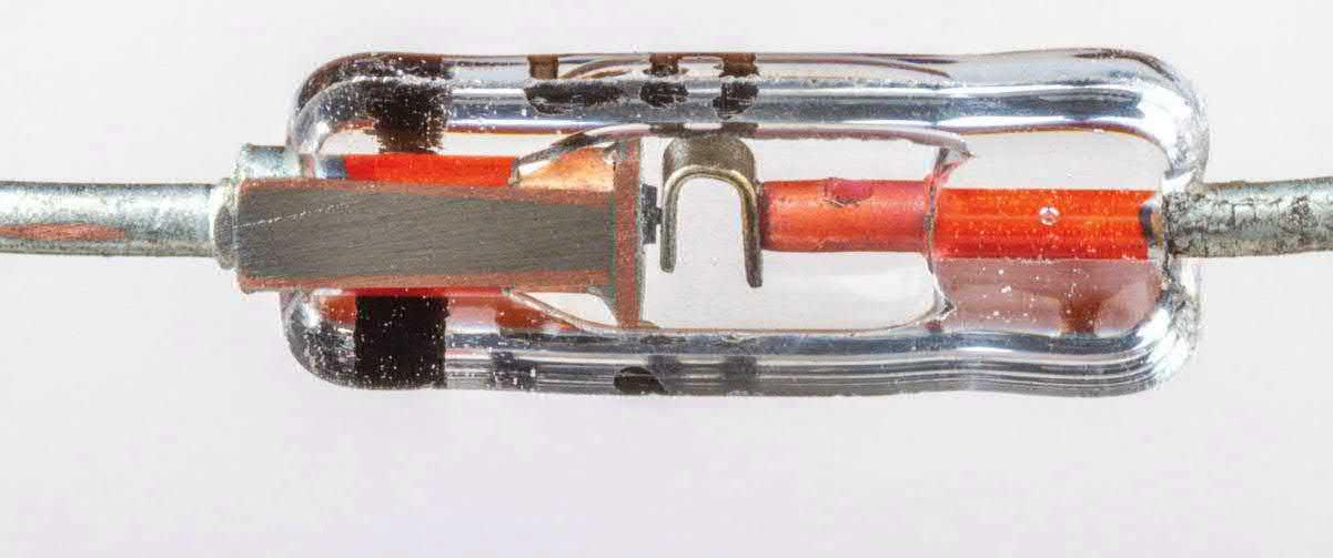 Ein kleiner Lötpunkt auf dem Siliziumchip dieser 1N1100-Diode verbindet den Chip mit der C-förmigen Feder.