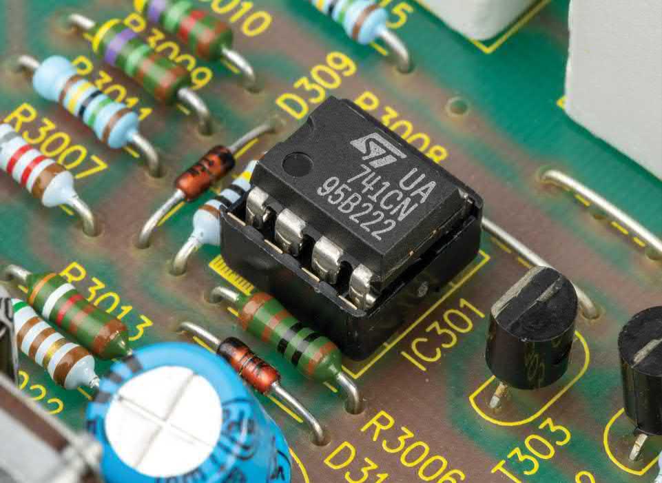 Ein IC-Sockel, in den ein integriertes Schaltkreis-Bauteil eingesetzt wurde. Die Pins des ICs werden fest in den Sockel gedrü