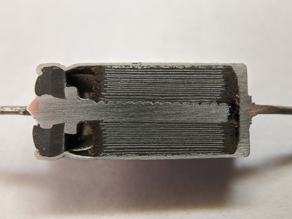 Querschnitt eines Elektrolytkondensators.