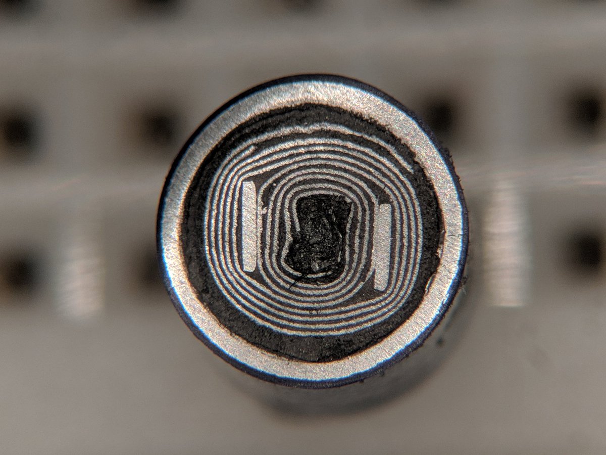 Aufgeschnittener axialer Aluminium-Elektrolytkondensator.